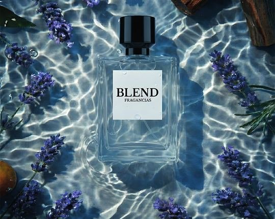 Frasco Blend en agua cristalina con lavanda